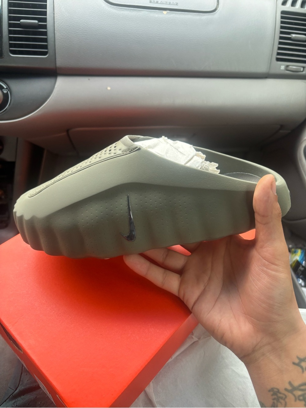 Nike mind slides 001 women’s 10 / men’s 8